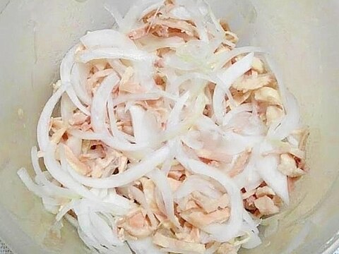 とり皮を茹でるぷりぷりシャキシャキ玉葱